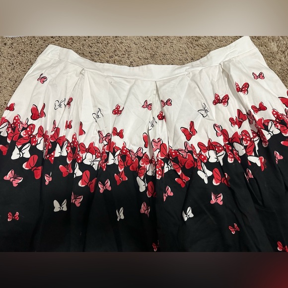 Women’s Torrid Disney Minnie Mouse Bow Print Pleated Skirt Sz 28 - Picture 5 of 5